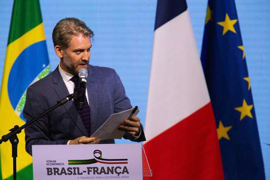 Anthony Taïeb discursando em evento institucional
