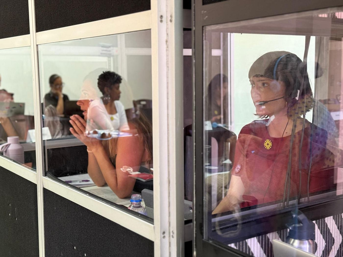Cabines de interpretação simultânea em evento