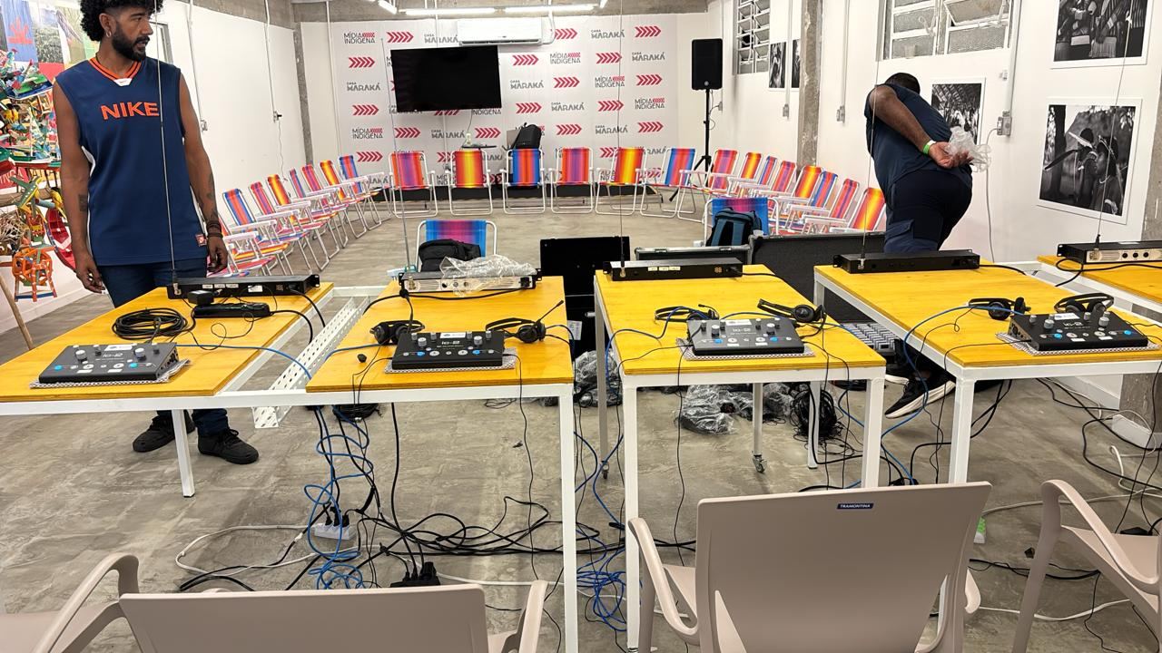 Montagem técnica de sala com equipamento de interpretação simultânea