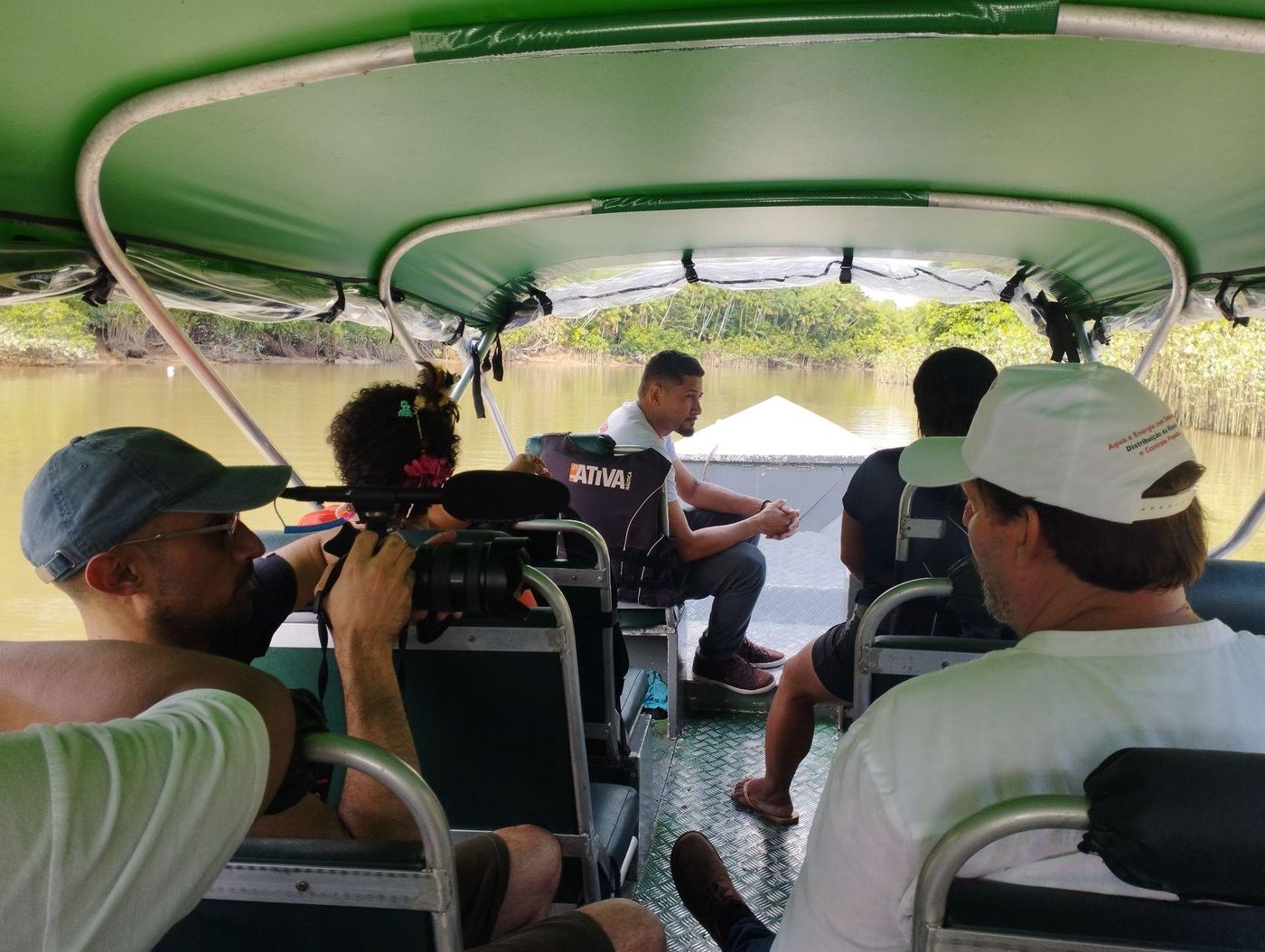 Delegação em embarcação a caminho de comunidade ribeirinha no rio Aurá